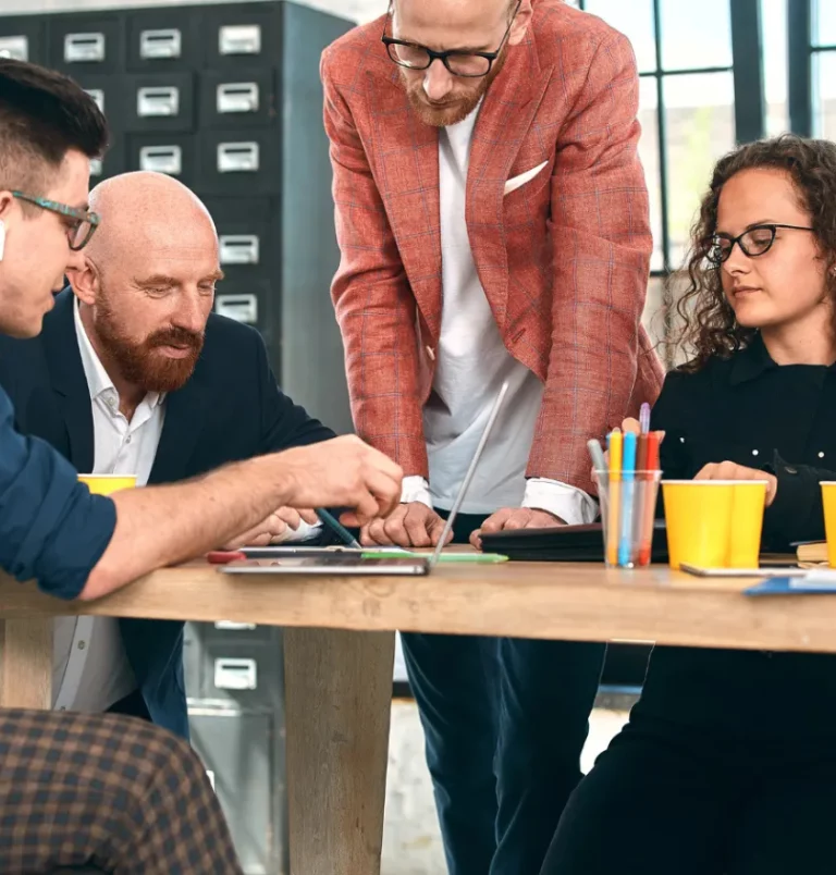 Equipo reunido en oficina aplicando estrategias para mejorar la comunicación interna en una empresa.